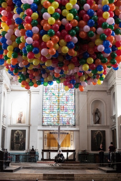 Noemi Lakmaier's Cherophobia artist is suspended from 1000s of balloons